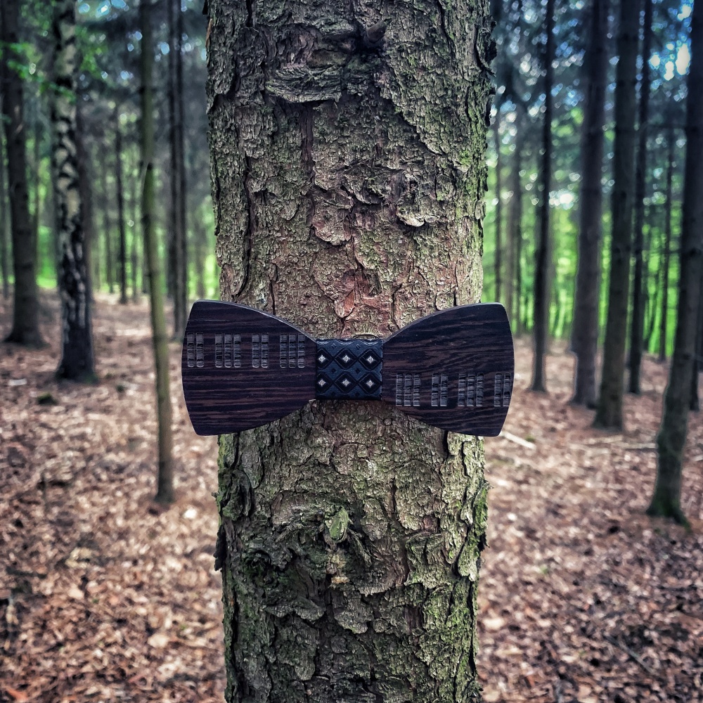 Dřevěný pánský motýlek Piano klávesy Hvězdy černé wenge