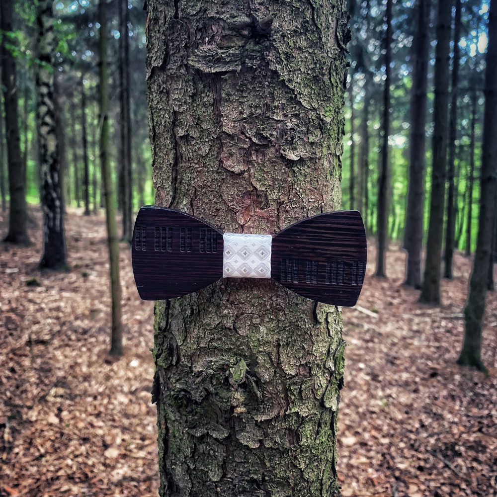 Dřevěný pánský motýlek Piano klávesy Hvězdy bílé wenge