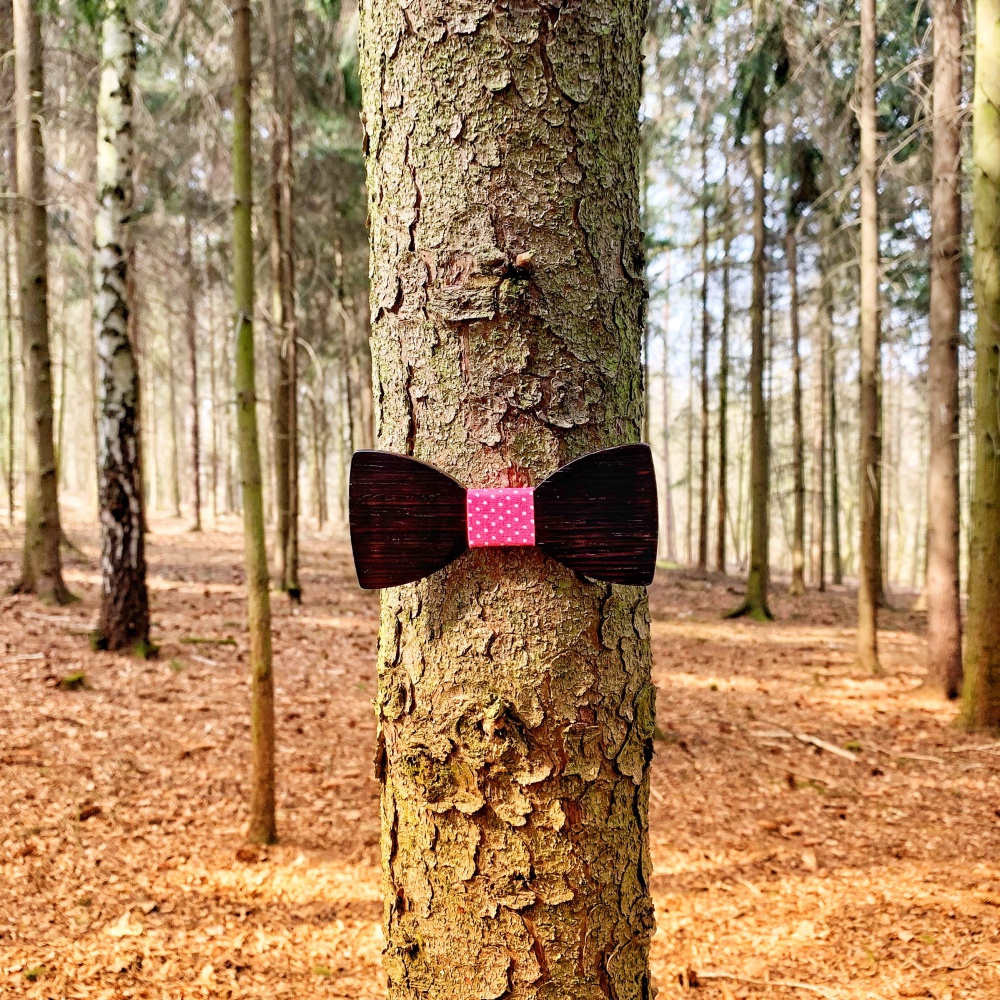 Dřevěný pánský motýlek Classic Pink Dot 