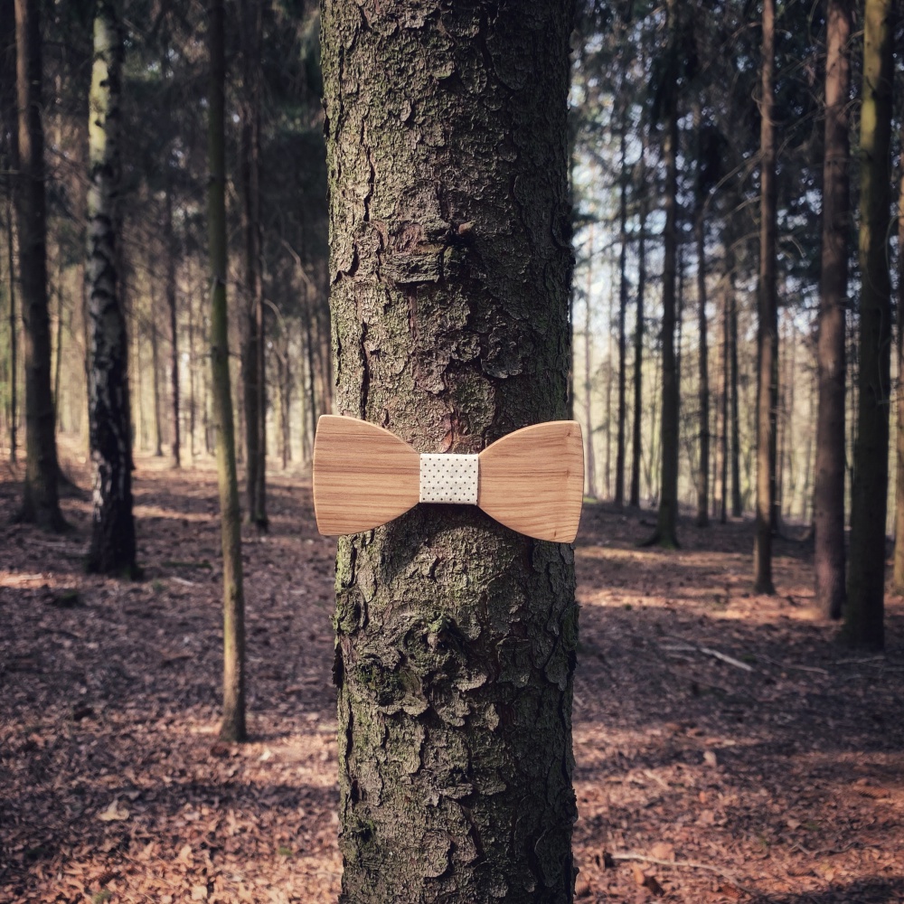 Dřevěný pánský motýlek Classic Dot jasan