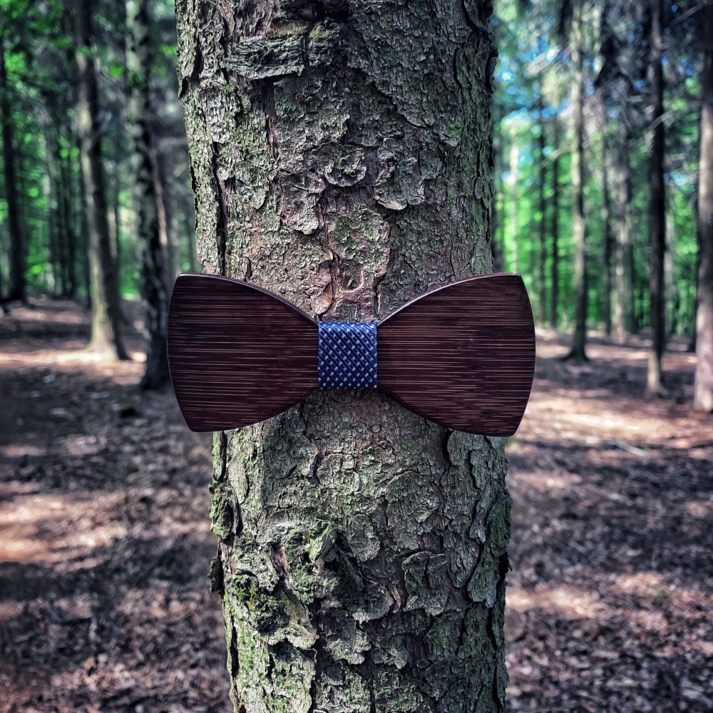 Dřevěný pánský motýlek Mahoosive Classic Blue stripes