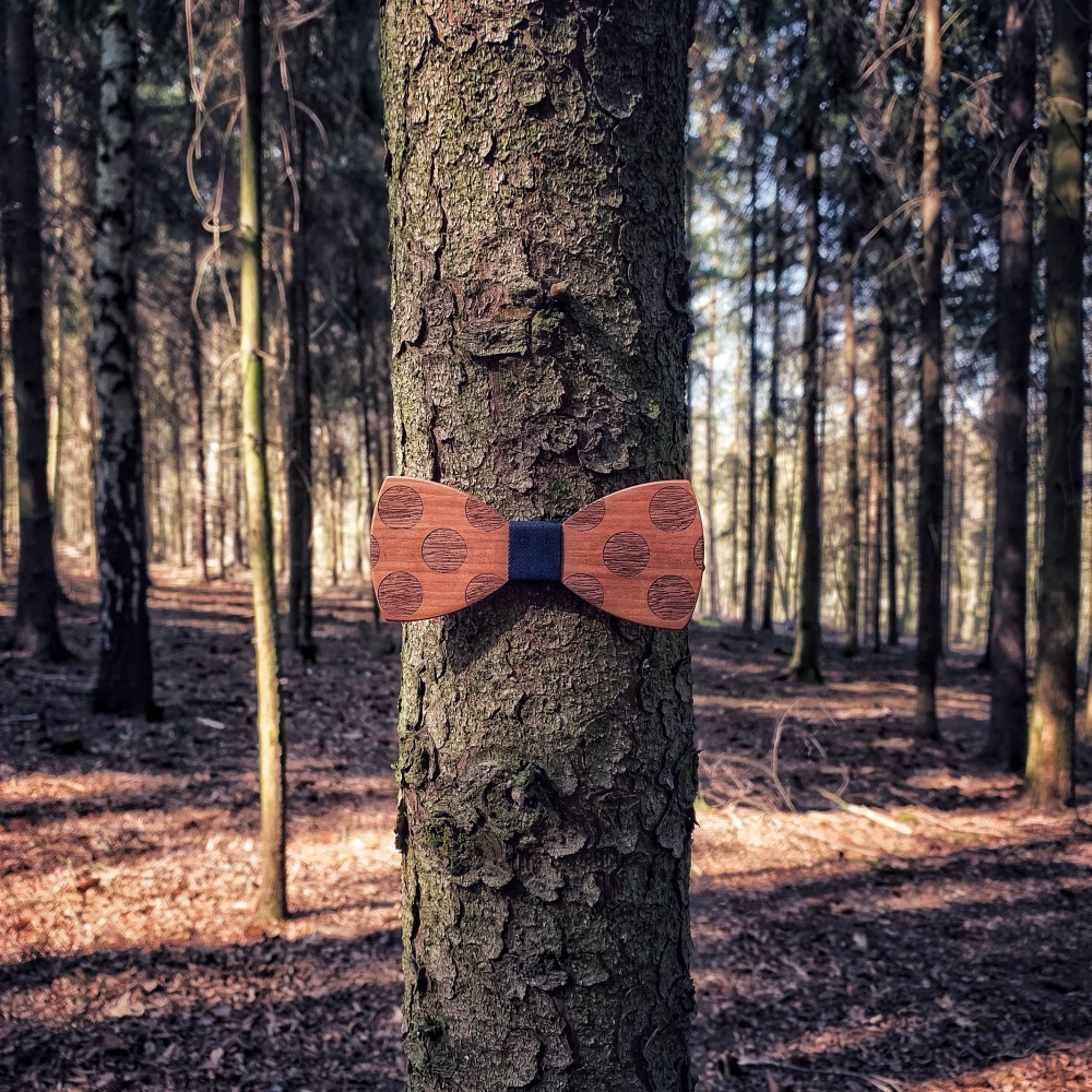 Dřevěný pánský motýlek Mahoosive Dot - blue jeans 