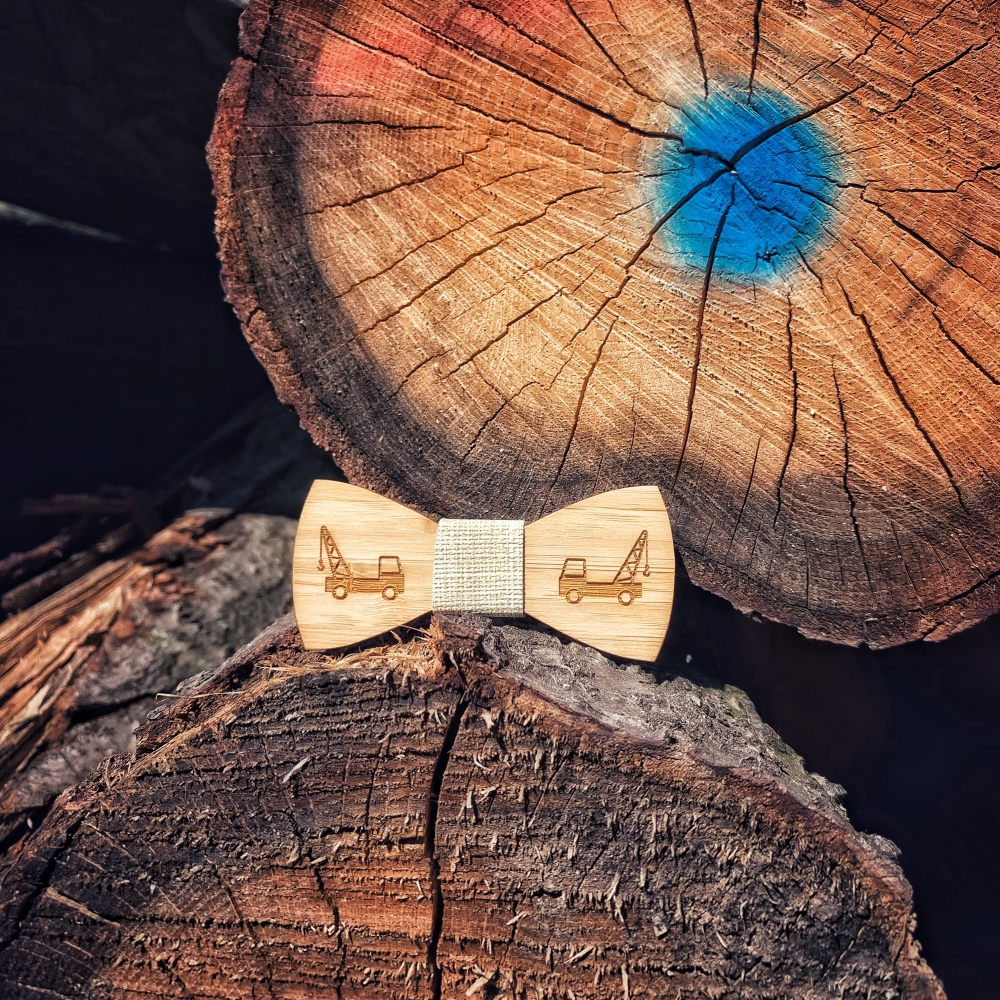 Chlapecký dřevěný motýlek Autojeřáb