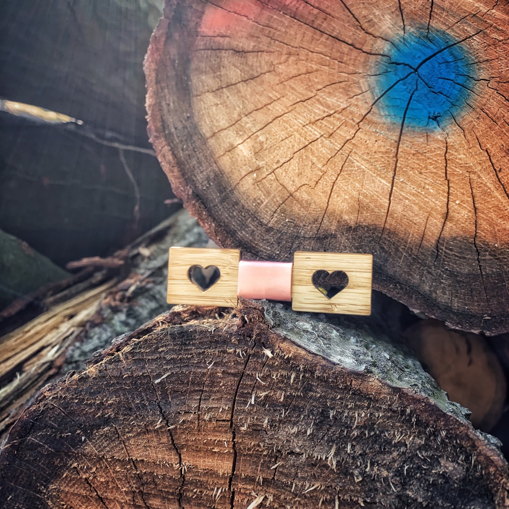 Dřevěný dámský motýlek Srdce Pink 