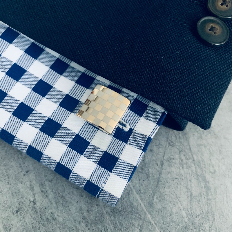 Zlatý set - spona na kravatu a manžetové knoflíčky Šachovnice 