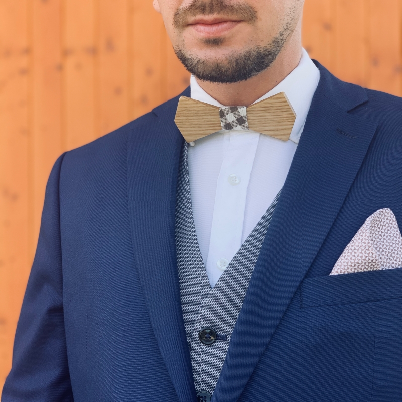 Dřevěný pánský motýlek Slim Kostky hnědé 