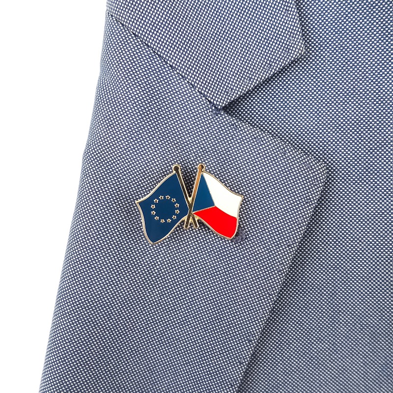 Zlatá brož Vlajka EU a Česká republika