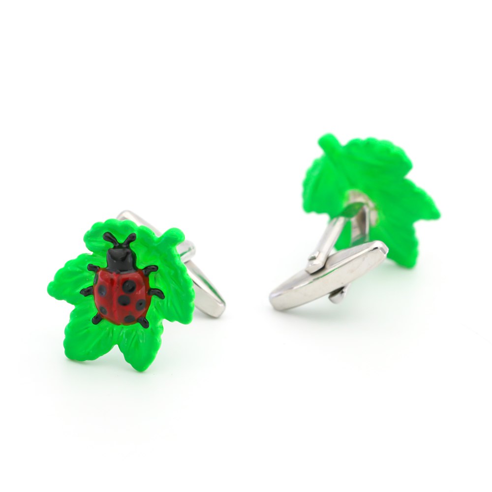 Manžetové knoflíčky Beruška na listu 