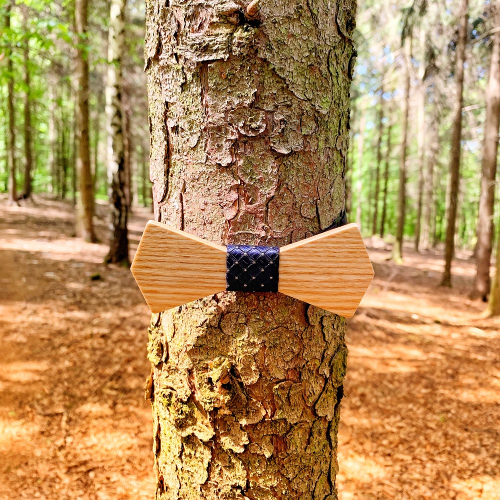 Dřevěný pánský motýlek Slim Hvězdy modré 