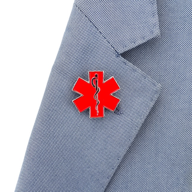 Červená brož Medical znak 