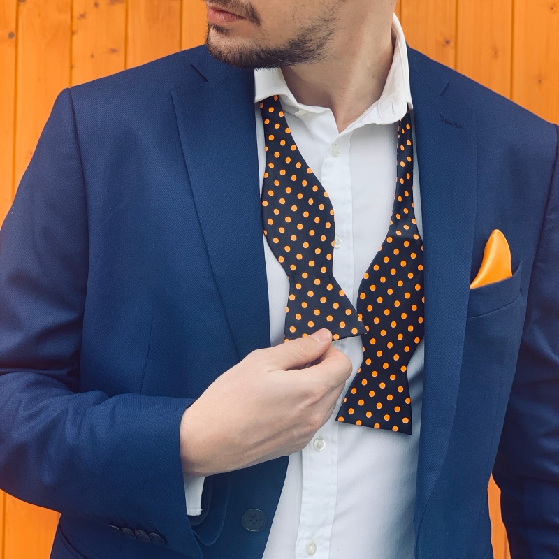 Černo - oranžový vázací motýlek Puntík 