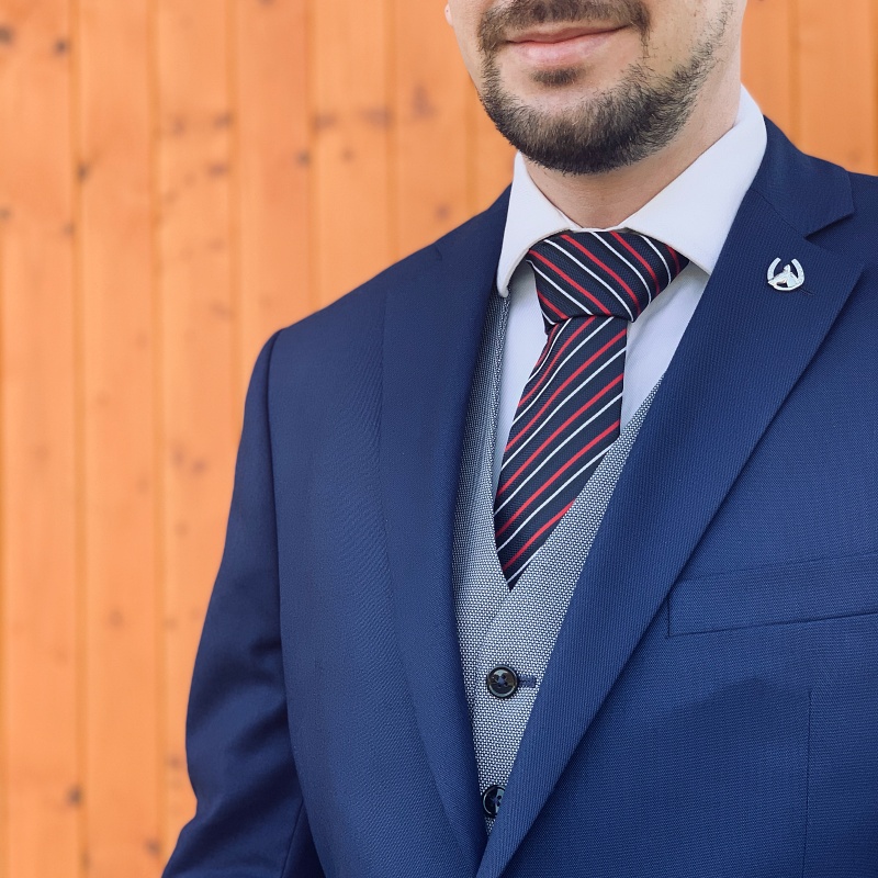Modrá kravata Red stripes