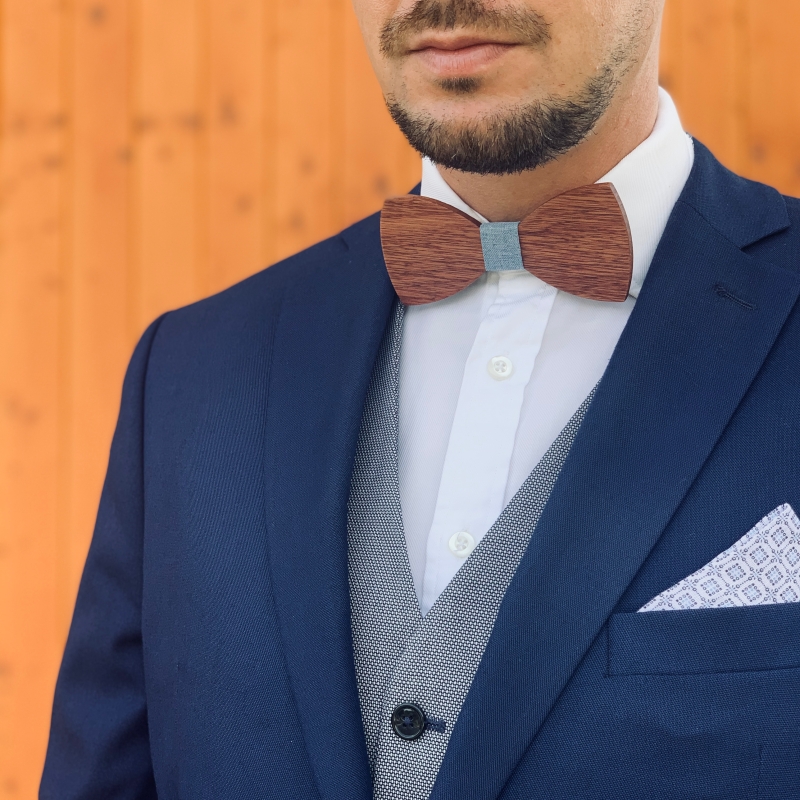 Dřevěný pánský motýlek Classic stripes - modrák