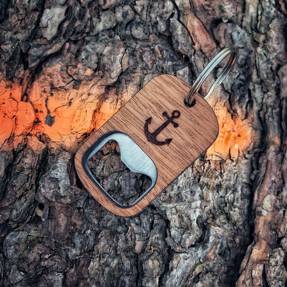 Dřevěná klíčenka Kotva s otvírákem na pivo 