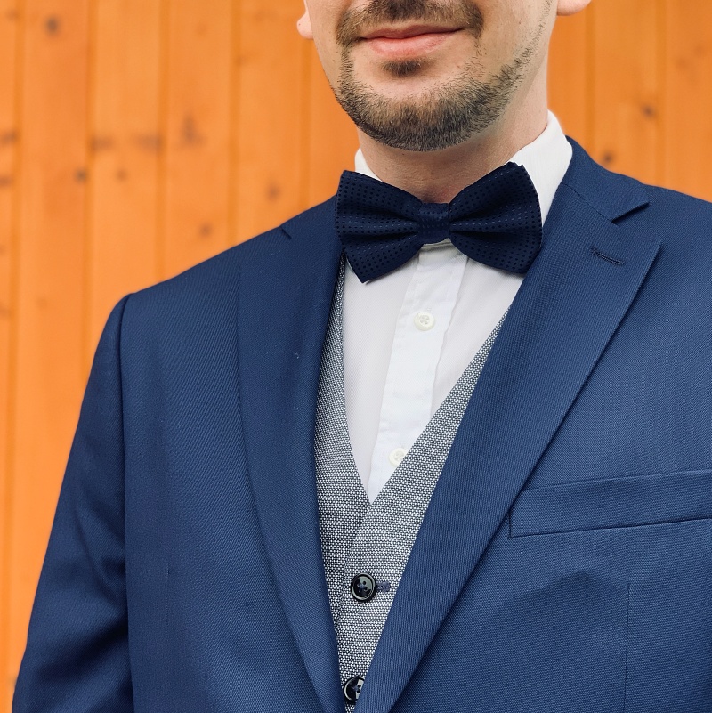 Tmavě modrý motýlek Dots