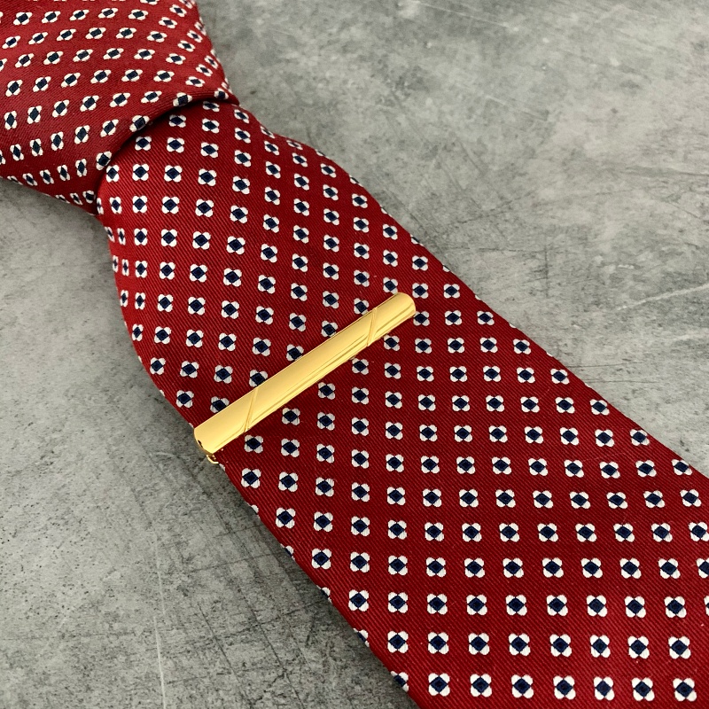 Zlatá spona na kravatu Bar