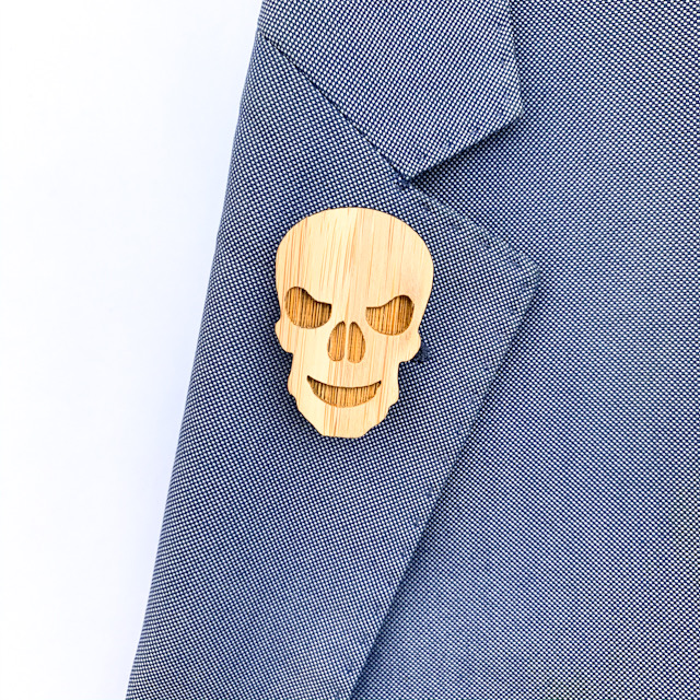 Dřevěná brož Lebka 