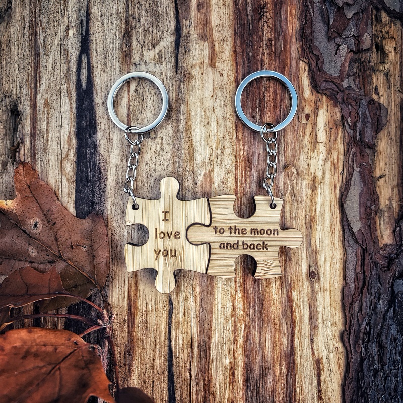 Dřevěná klíčenka Puzzle I love you to the moon and back