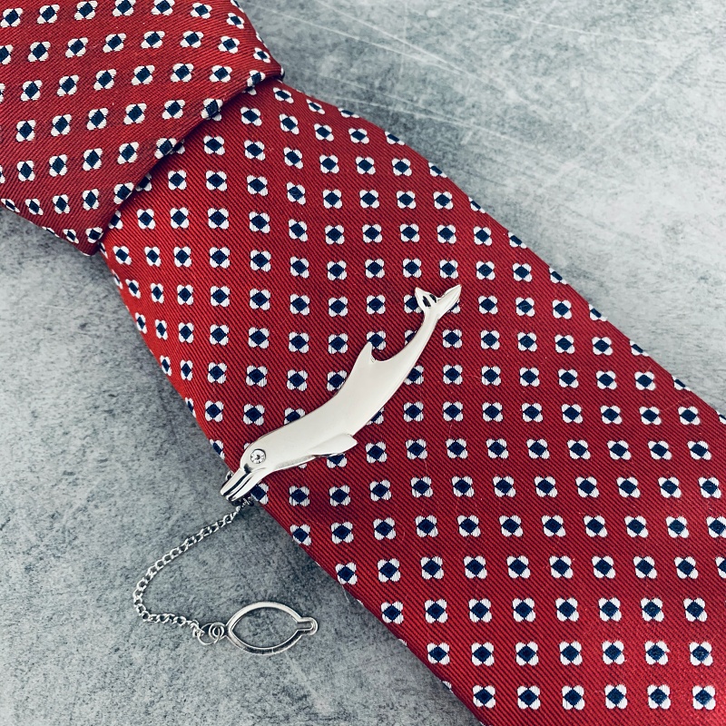 Stříbrná spona na kravatu Delfín