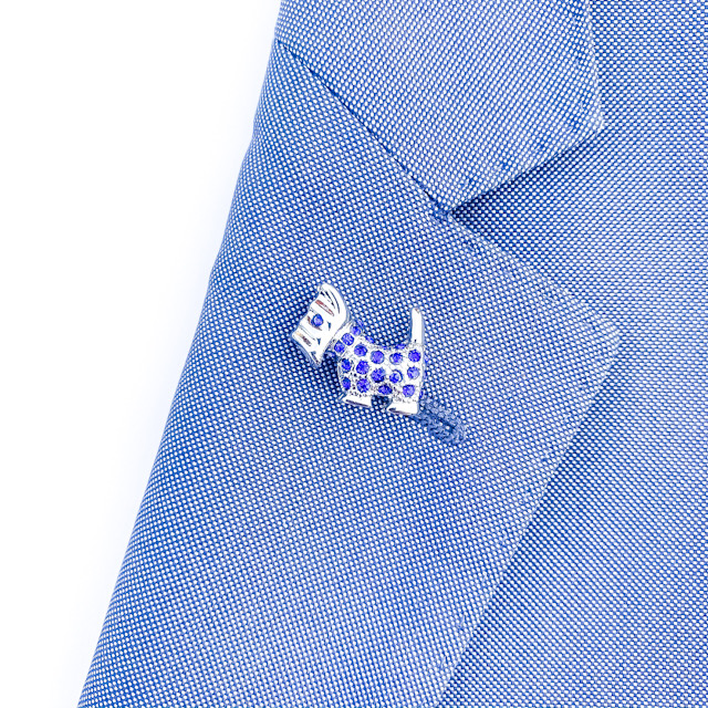 Brož Pes s krystaly 