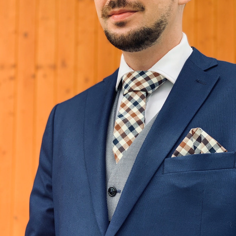 Modro - hnědý set kravata, motýlek a kapesník Kostky