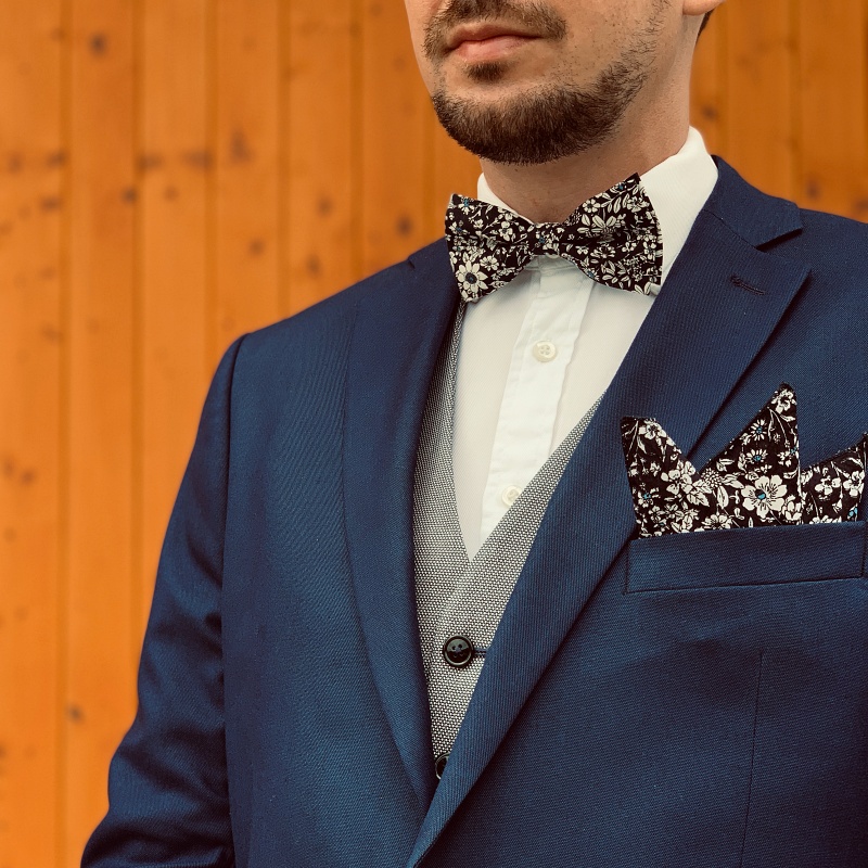 Modrý set motýlek a kapesník Květiny