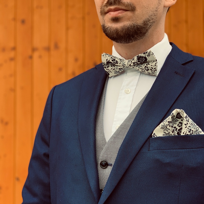 Bílý set motýlek a kapesník Květiny