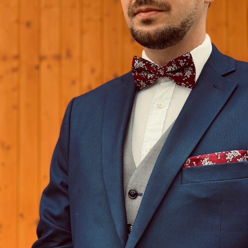 Vínový set motýlek a kapesník Květiny