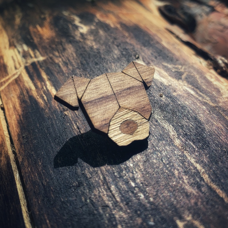 Dřevěná brož Pes 