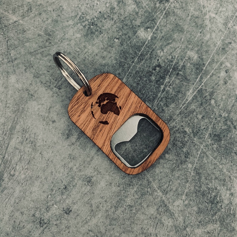 Dřevěná klíčenka Zeměkoule s otvírákem na pivo 