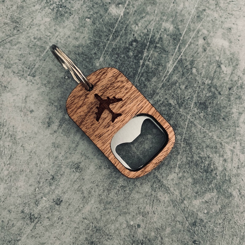 Dřevěná klíčenka Letadlo s otvírákem na pivo 