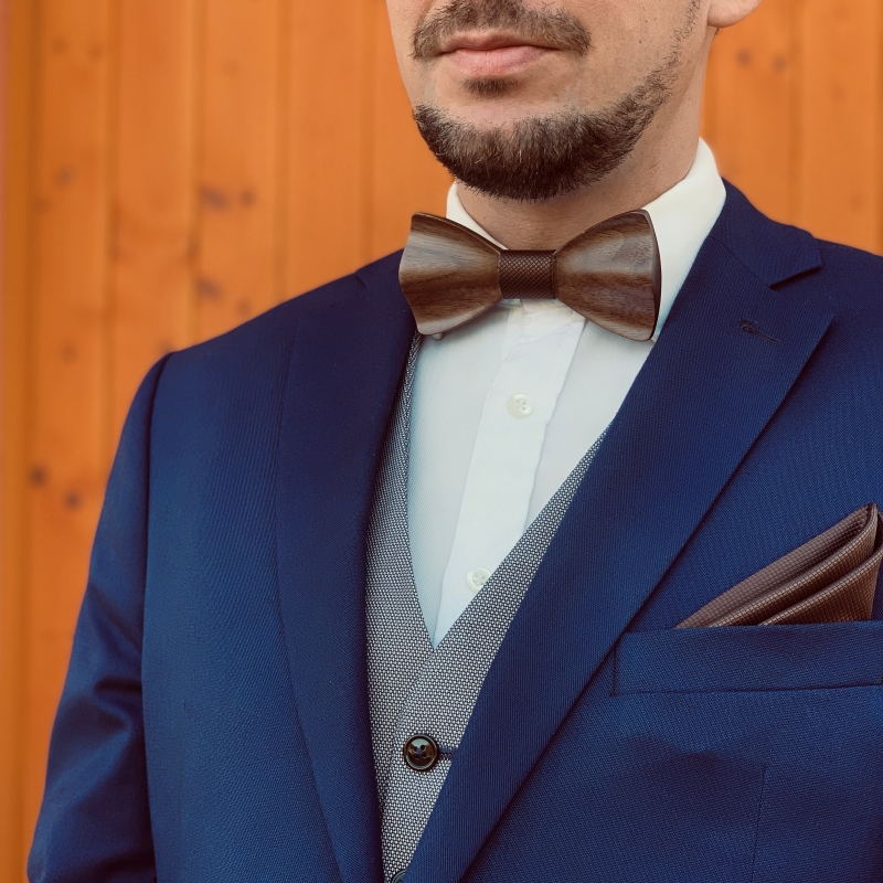 Dřevěný hnědý set - motýlek Sharp Rounded + manžetové knoflíčky + kapesník