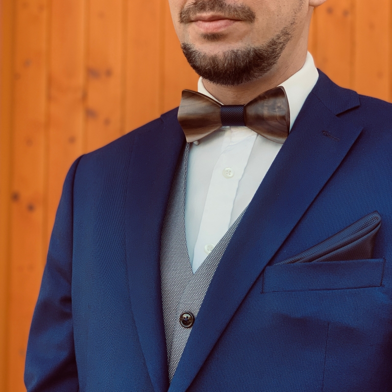 Dřevěný tmavě modrý set - motýlek Sharp Rounded + manžetové knoflíčky + kapesník