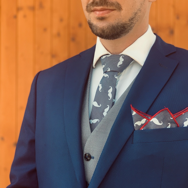 Modrý set kravata, motýlek a kapesník Knír 