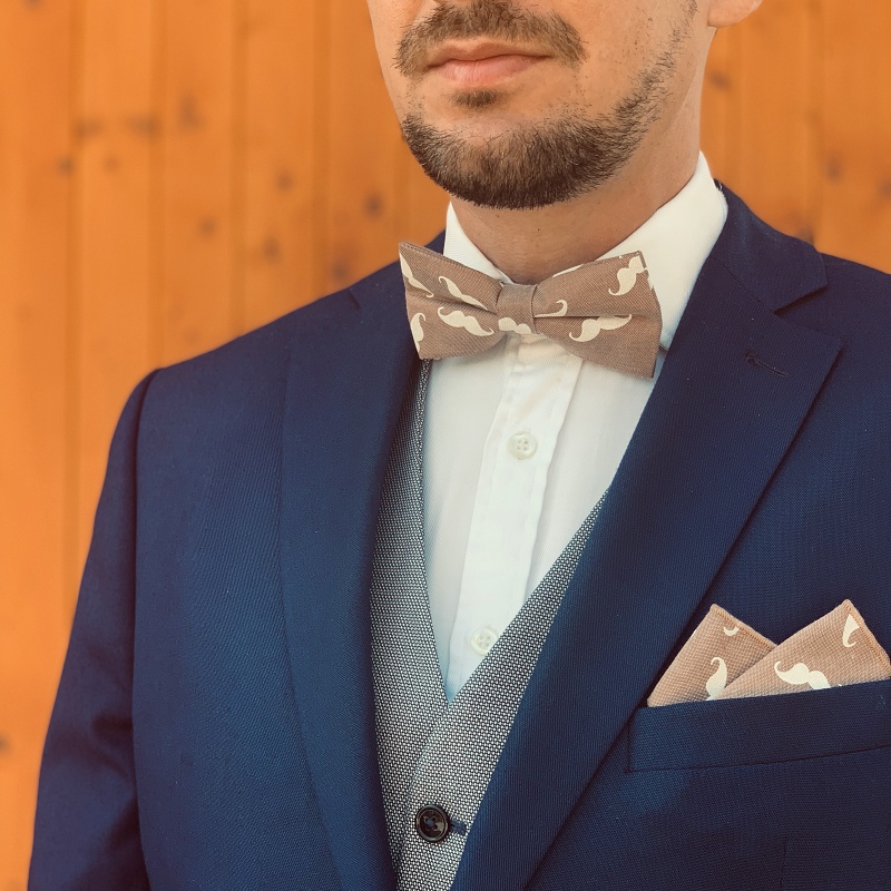 Hnědý set motýlek a kapesník Knír 