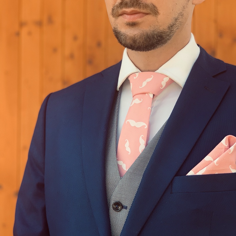 Růžový kapesník do saka Knír