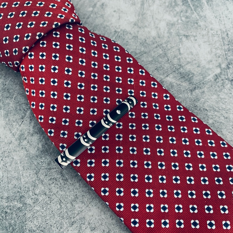 Stříbrno - černá spona na kravatu Winker