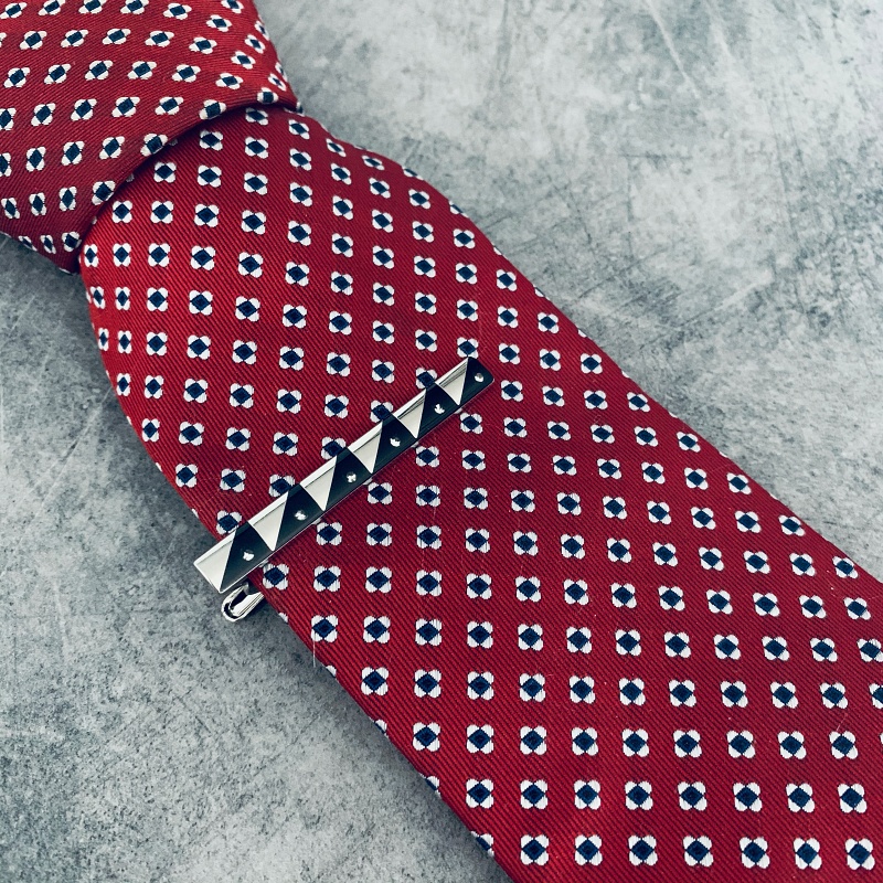 Stříbrno - černá spona na kravatu Triangle 