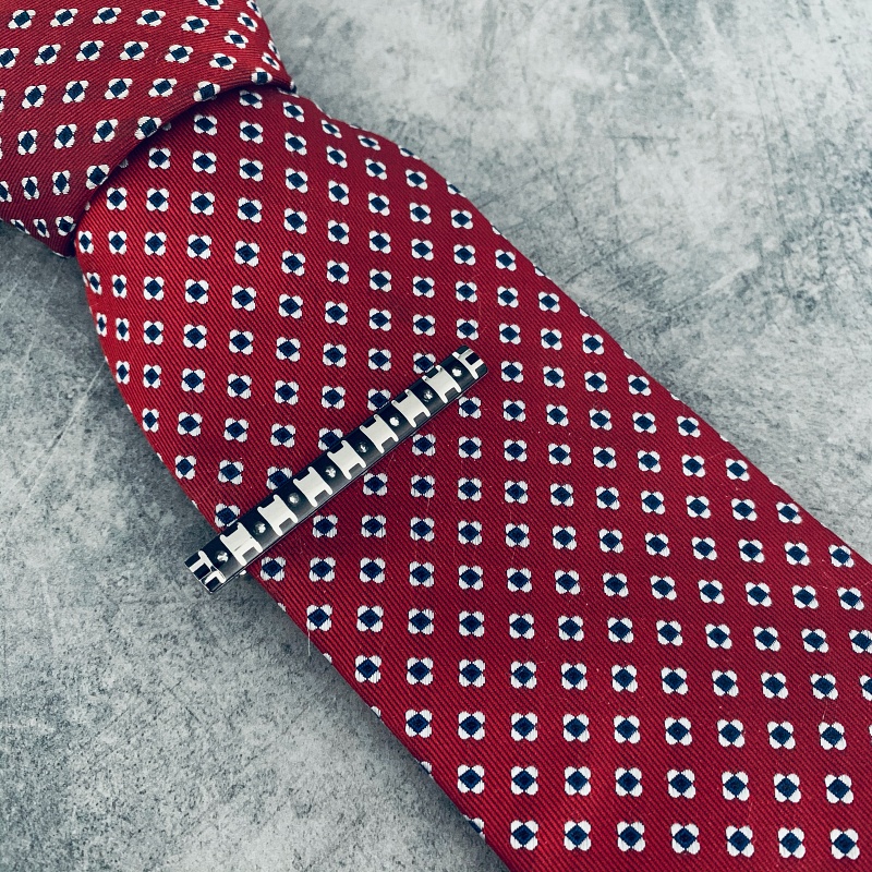 Stříbrno - černá spona na kravatu Film 