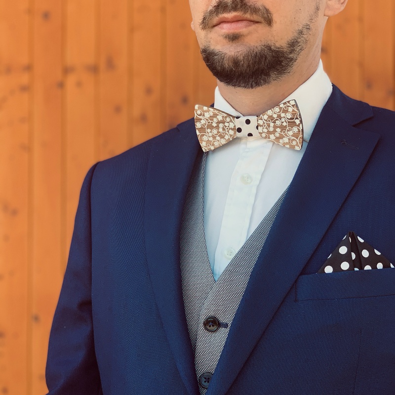Dřevěný pánský motýlek Flower Black dot