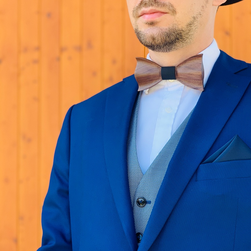 Dřevěný černý set - motýlek Sharp 3D + manžetové knoflíčky + modrý kapesník