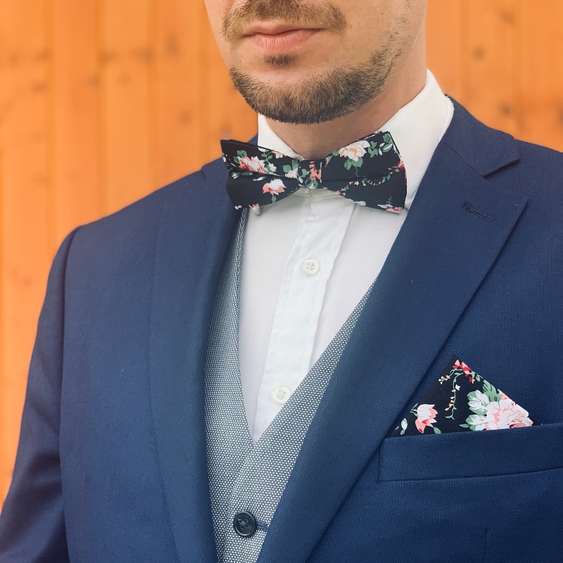Černý set motýlek a kapesník Květiny