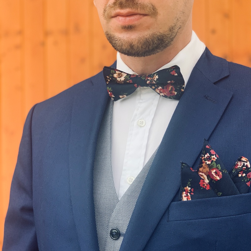 Tmavě modrý set motýlek a kapesník Květiny