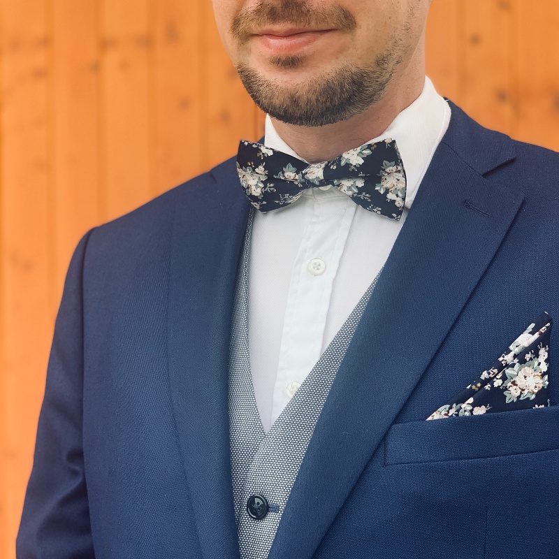 Tmavě modrý set motýlek a kapesník Růže 