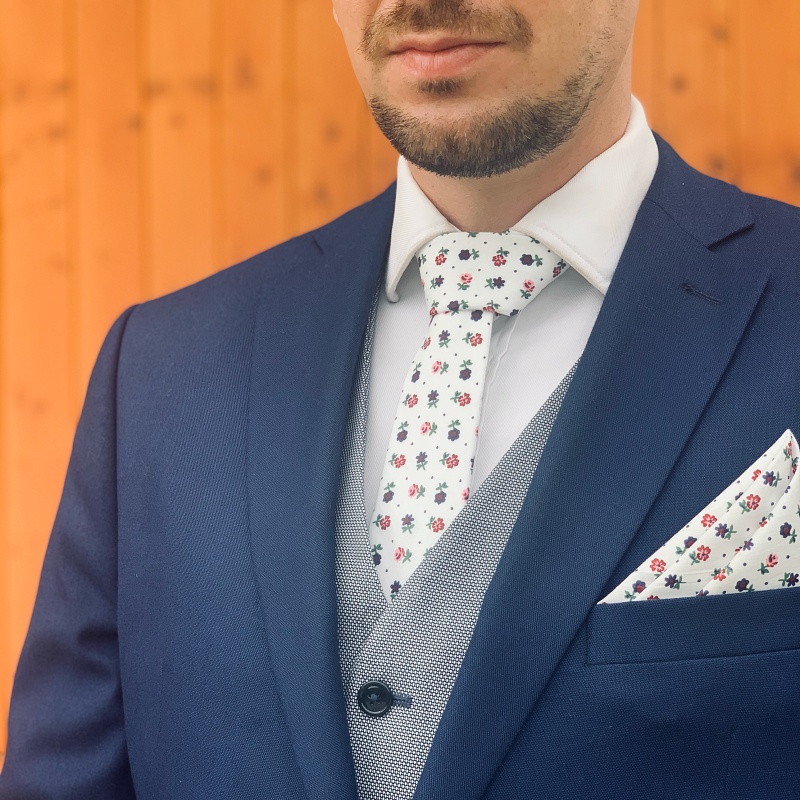 Bílý set kravata, motýlek a kapesník Flower 