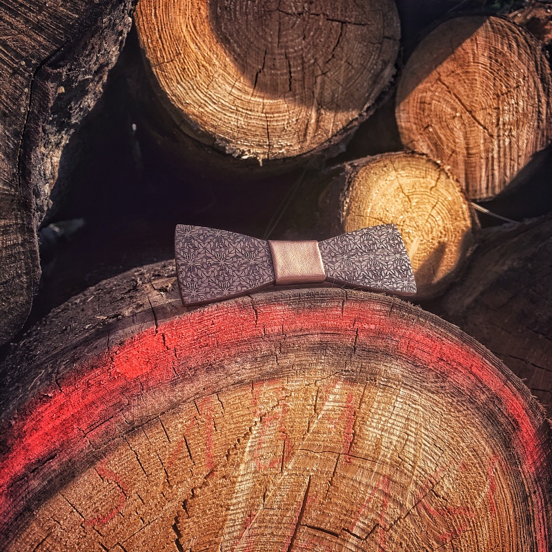 Dřevěný pánský motýlek Floral bronz 