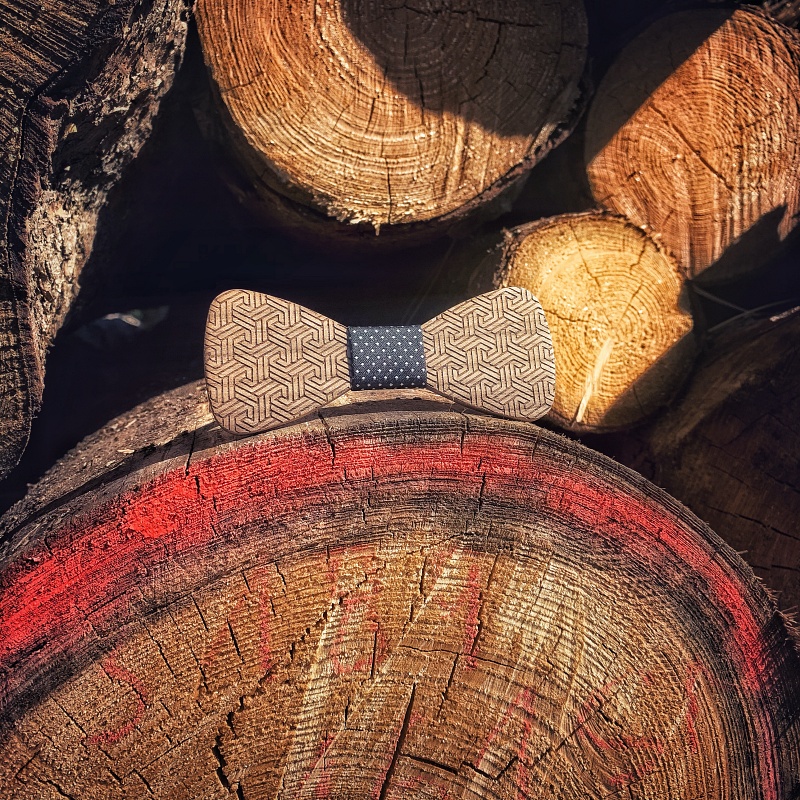 Dřevěný pánský motýlek Geo dots 