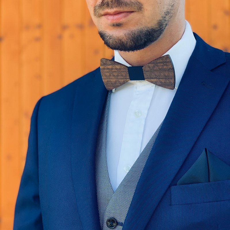 Modrý set - dřevěný pánský motýlek Triangle + kapesník 