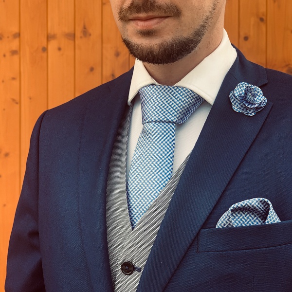Světle modrý set Houndstooth - kravata, kapesník a manžetové knoflíčky + brož