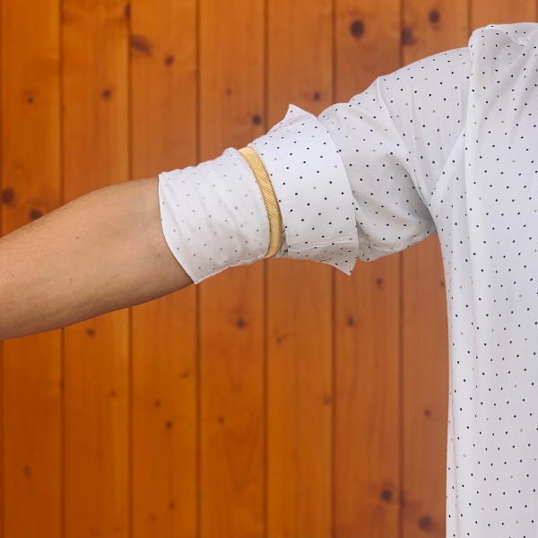 Zlatý kovový držák rukávu košile